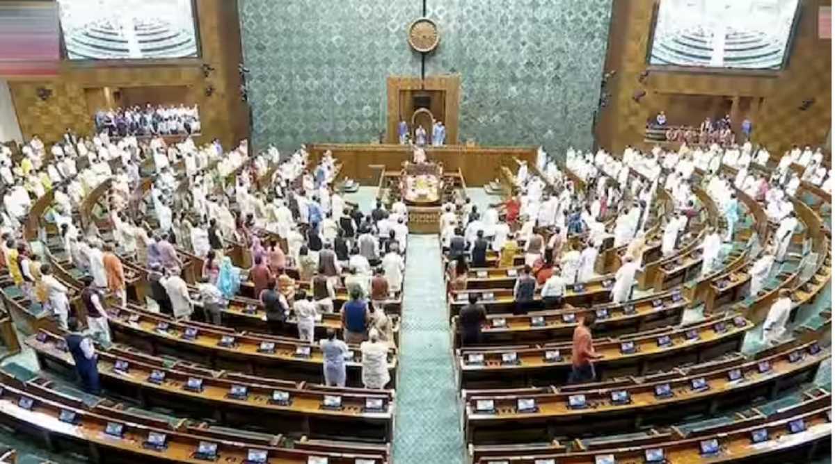 भाजपा और कांग्रेस ने लोकसभा सांसदों को तीन लाइन का व्हिप जारी किया